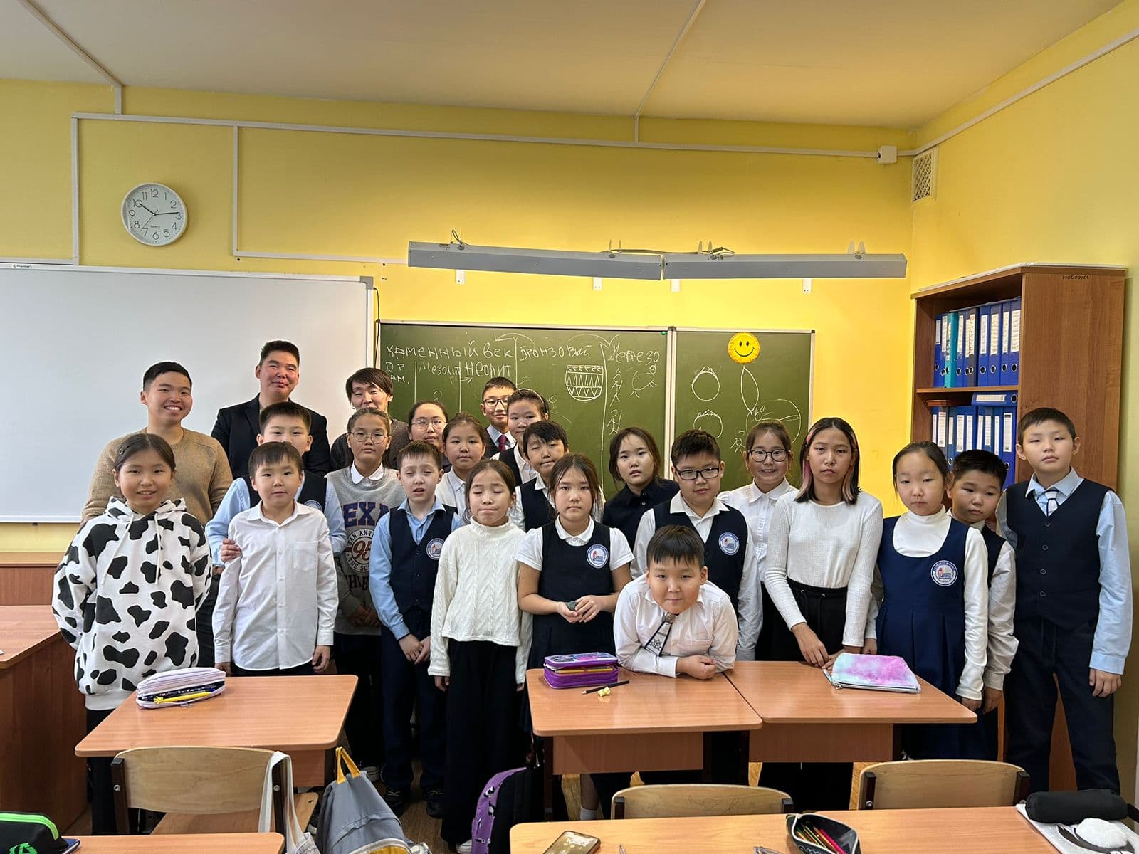 Молодые ученые АНИЦ провели лекцию по археологии Якутии и мастер-класс для учащихся 4 класса