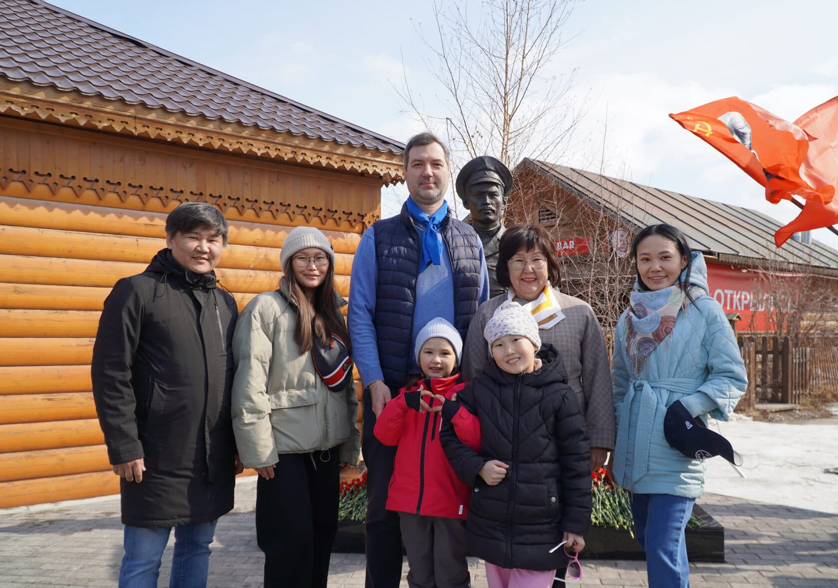 Церемония возложения цветов в День Республики к памятнику Степана Максимовича Аржакова