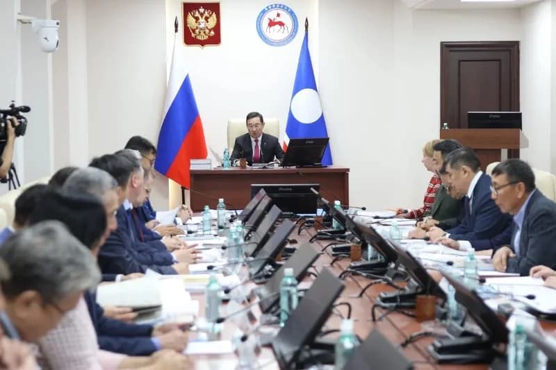 Айсен Николаев поручил разработать учебно-методический комплекс «География Якутии»