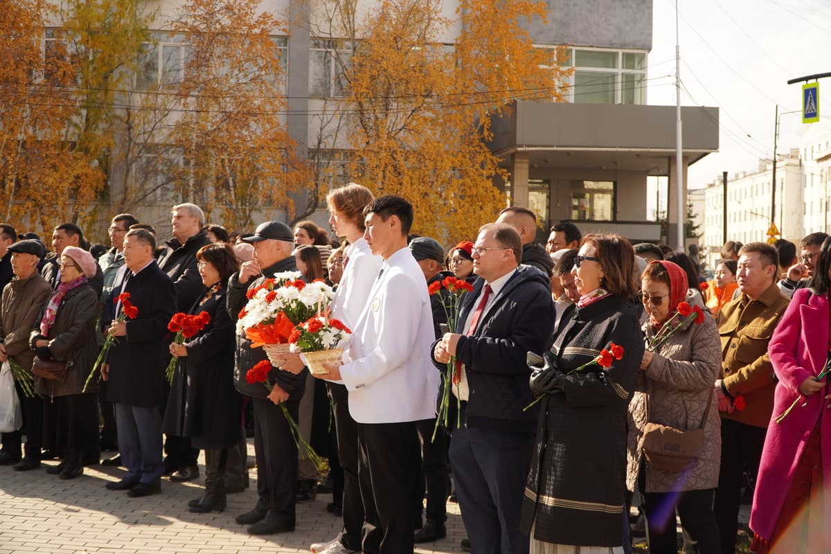 В День государственности Якутии ученые республики почтили память академика Владимира Ларионова